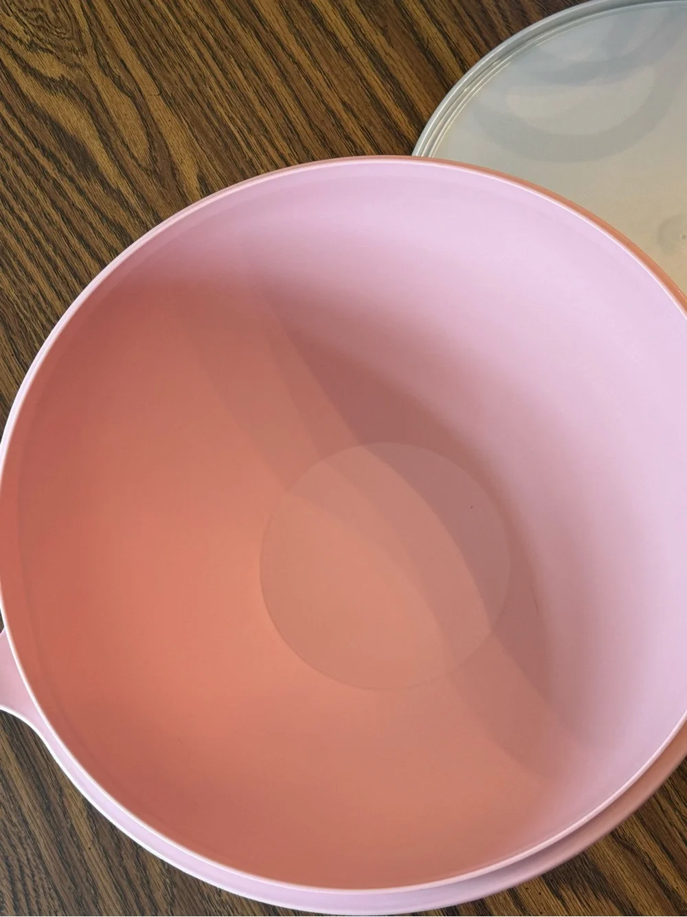 Tupperware 32 c bowl with lid.